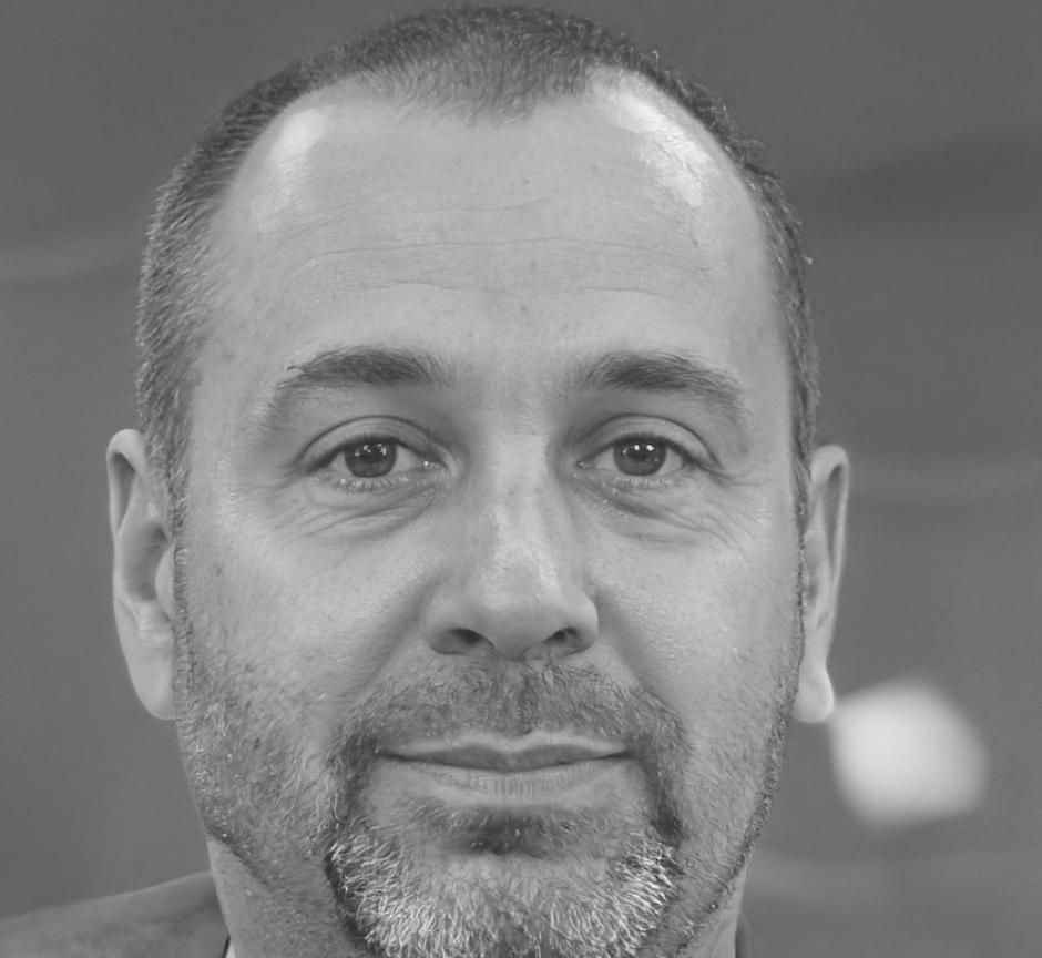 Participante del programa de alimentación saludable preparando comida en casa